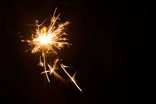 fuegos artificiales Bengala encendida para festejar sobre fondo negro
