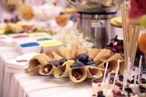 Conos de helado con frutas