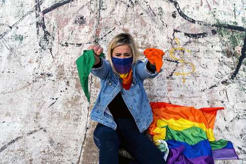 transexual Una mujer con aislamiento social y bandera LGBT
