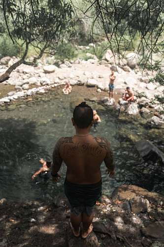 lago salado primer plano de un hombre a punto de saltar al agua