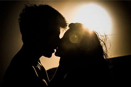 Novios dándose un  beso fogoso 