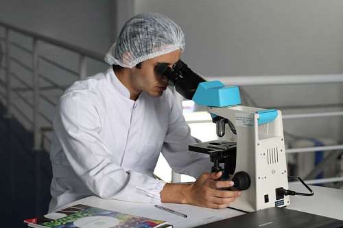 hospital científico utilizando un microscopio