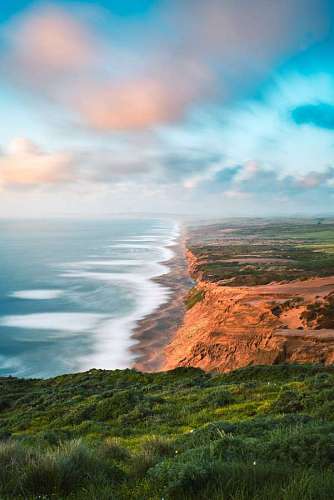 vista desde una montaña de un acantilado en la costa