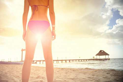 Mujer en la playa al atardecer