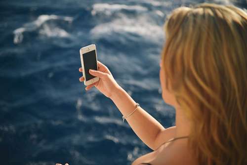 conectividad Mujer con celular