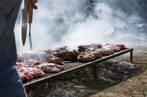 Gaucho argentino preparando un asado en el campo