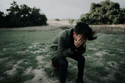 bombo Joven triste 