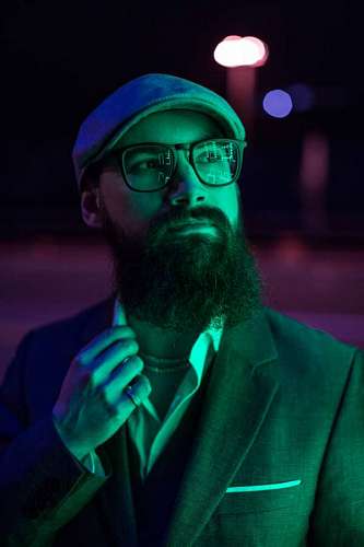 hipster Retrato de un hombre con barba y lentes en la noche