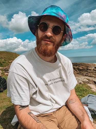 hipster Hombre joven con gafas de sol mirando a la camara 
