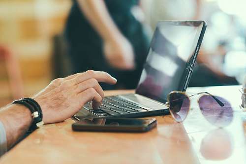 negocios locales Hombre con laptop