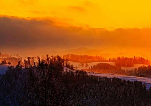 Paisaje Montañas al atardecer con colores cobrizos