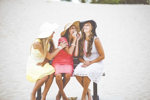 diversidad en la moda Amigas divirtiendose en la playa
