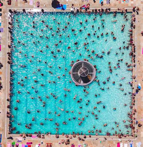 completo La gente disfruta de la piscina en verano