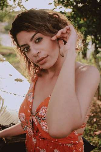 brasileno Retrato de mujer latina mirando a la cámara en el exterior