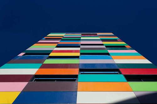 alto Edificio colorido, concepto de arquitectura moderna