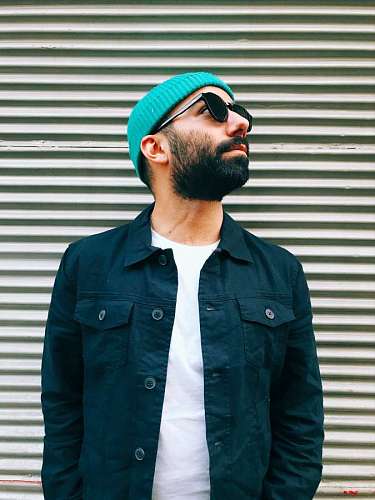 hipster Hombre joven con gafas y gorro posando