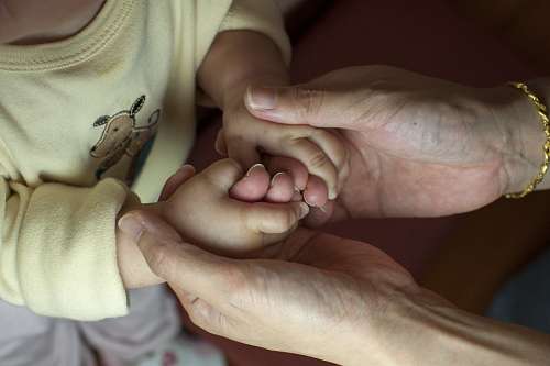 hija pequena Abuela tomando pequeñas manos de su nieto 
