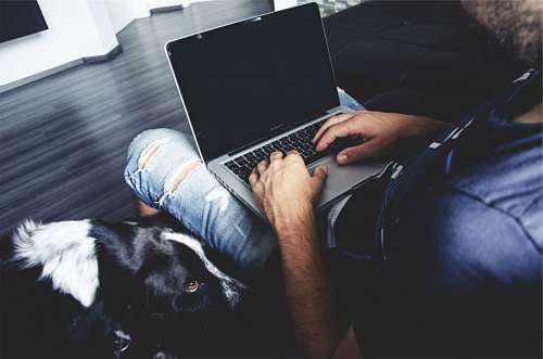 conectividad Hombre con laptop