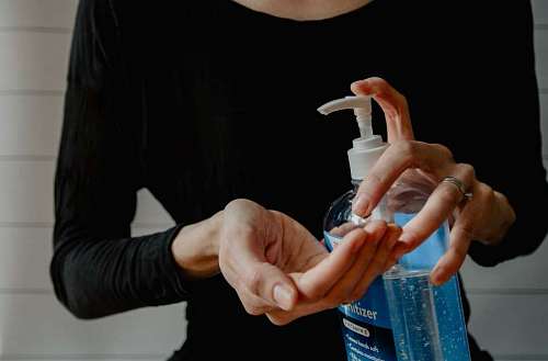 salud y medicina mujer colocando alcohol en gel sobre su mano