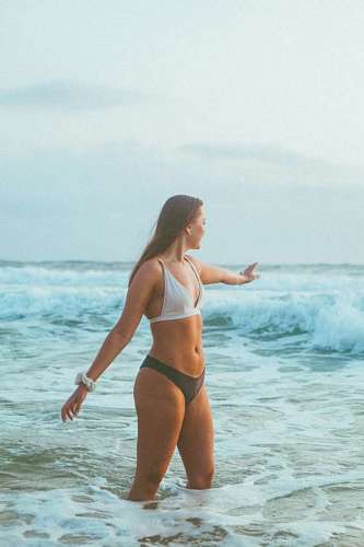 Mujer joven en la playa disfrutando del verano