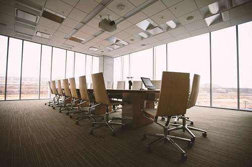 muebles oficina o sala de reuniones vacía