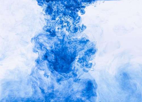 Fondo con textura de tinta azul en liquido transparente