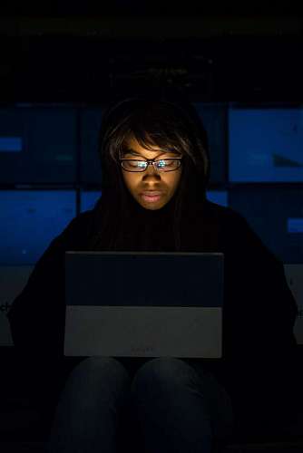 Mujer trabajando con su laptop por la noche