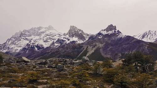 montanas nevadas hermoso paisaje rocoso y nevado cerca de la ciudad El Chaltén,Santa Cruz,Argentina
