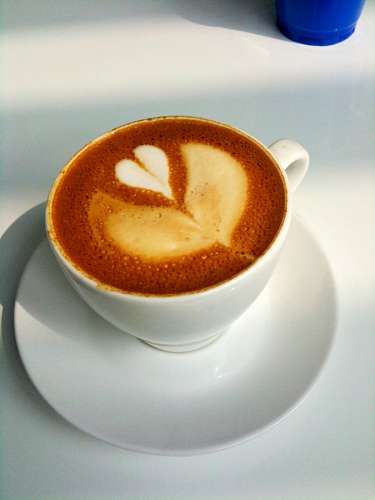 bebida caliente Taza de Cafe con espuma en forma de corazon