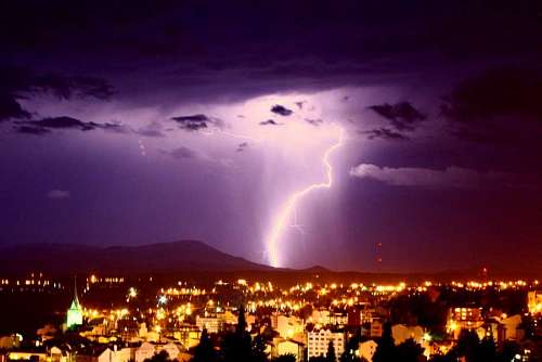 tormenta Rayo cayendo sobre la ciudad durante una tormenta electrica