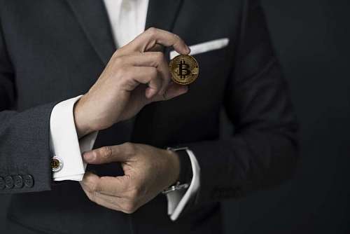 Hombre de negocios sosteniendo moneda de bitcoin