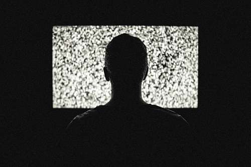 informacion Hombre frente al televisor