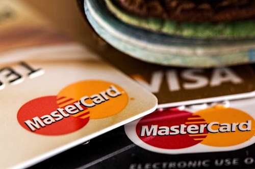 cliente primer plano de diferentes tarjetas de crédito