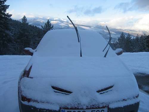 cubierto Auto en la Nieve