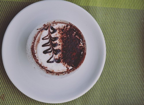 Cappuccino Espresso cafe en la placa de cerámica blanca
