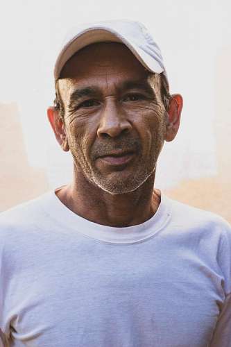 serio Retrato de un hombre adulto brasileño mirando a cámara