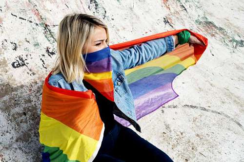 transexual Una mujer con aislamiento social y bandera LGBT