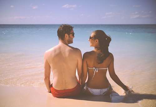 Mirada cómplice de amor en la playa