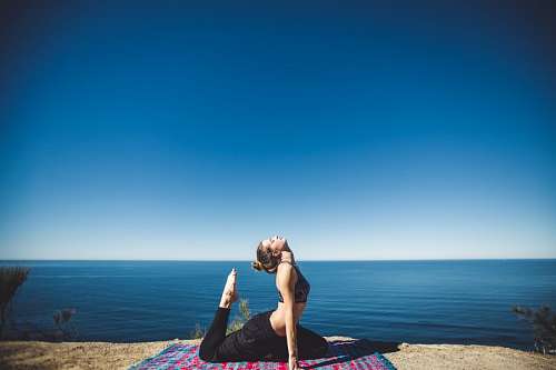 practica Mujer practicando Yoga