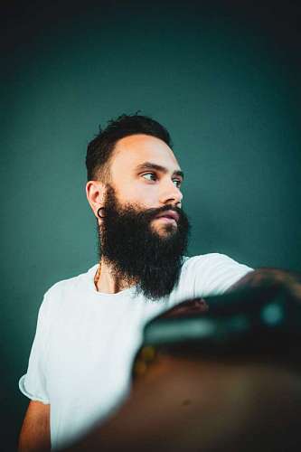 hipster Retrato de un hombre joven con larga barba 