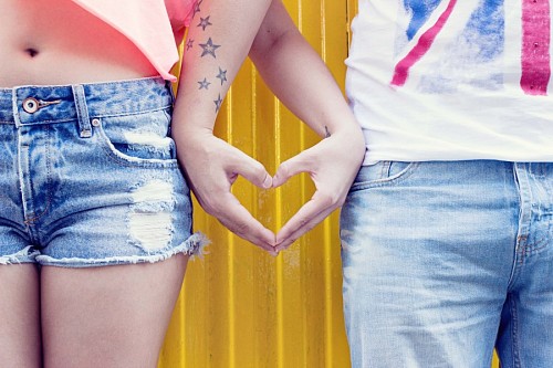 jeans Manos de jovenes formando corazon