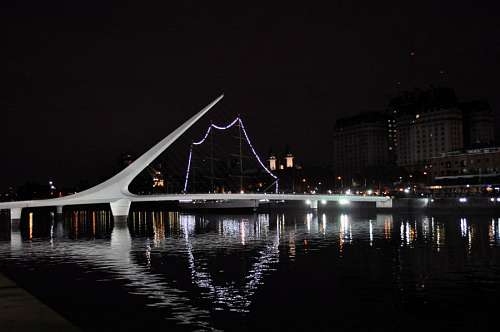 monumento argentino Puente de la Mujer, Buenos Aires, Argentina