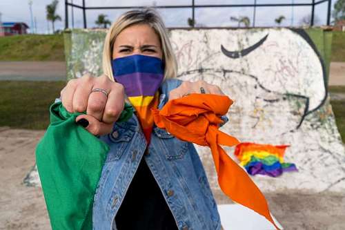 transexual Mujer sosteniendo pañuelo verde y rojo en lucha por derechos sociales
