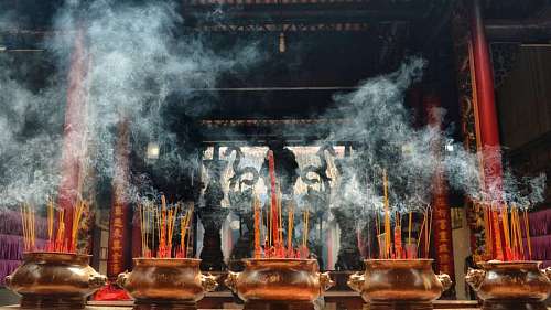 Sahumerios encendidos en un templo budista