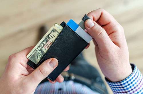 cliente Hombre sacando dinero de su billetera para comprar en negocio