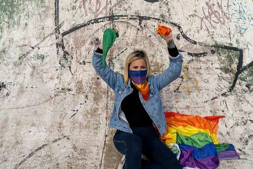 transexual Mujer con mascara en una manifestacion LGBT