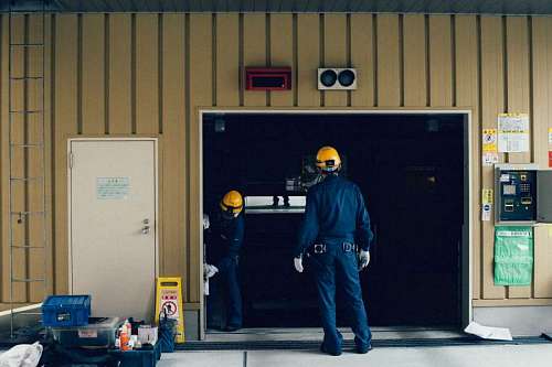 reparacion obreros colocando un marco para puerta