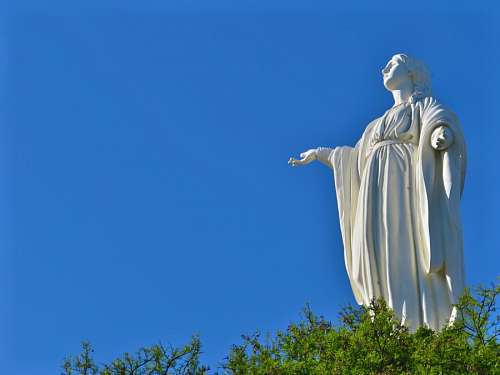 cima Virgen en la cima del Cerro San Cristobal                    