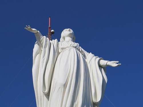 cima Virgen en la cima del Cerro San Cristobal     