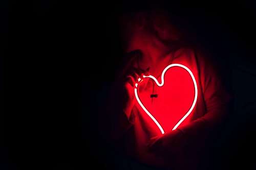 roto Mujer sosteniendo corazón de luz led